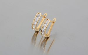 Arany bébi fülbevaló fehér kővel 6mm c.f-15.4.61s-f - Arany baba fülbevalók