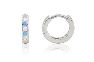 Ezüst gyermek fülbevaló keskeny karika ródiumbevonatos világoskék és fehér kövekkel 8mm - Ezüst gyerek fülbevaló